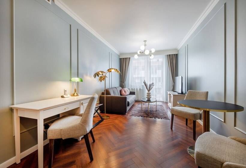 高级三人间, Queen S Court Hotel & Residence
