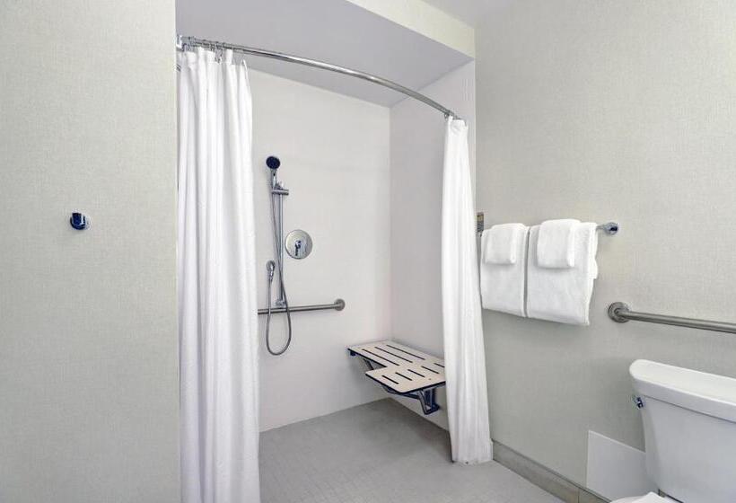 اتاق استاندارد با تخت بزرگ برای معلولان, Holiday Inn Express Whitby Oshawa, An Ihg