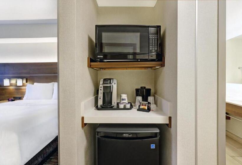 带大床的套房, Holiday Inn Express Whitby Oshawa, An Ihg