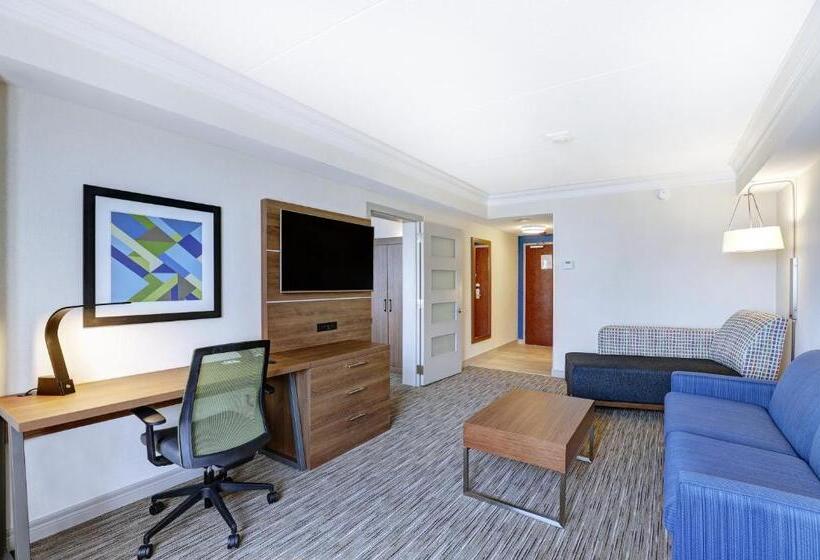 带大床的套房, Holiday Inn Express Whitby Oshawa, An Ihg