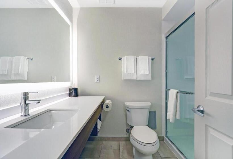 سوئیت با تخت بزرگ, Holiday Inn Express Whitby Oshawa, An Ihg
