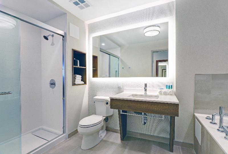 سوئیت با تخت بزرگ, Holiday Inn Express Whitby Oshawa, An Ihg