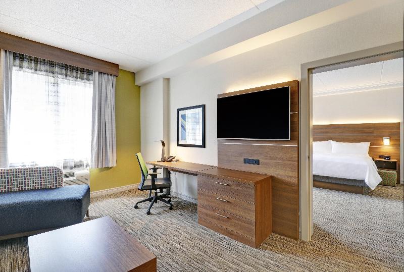 带大床的套房, Holiday Inn Express Whitby Oshawa, An Ihg
