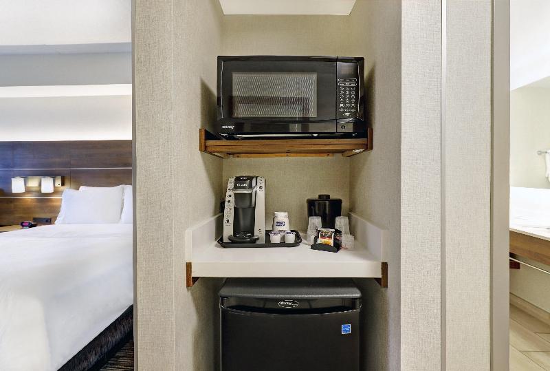 带大床的行政房间, Holiday Inn Express Whitby Oshawa, An Ihg