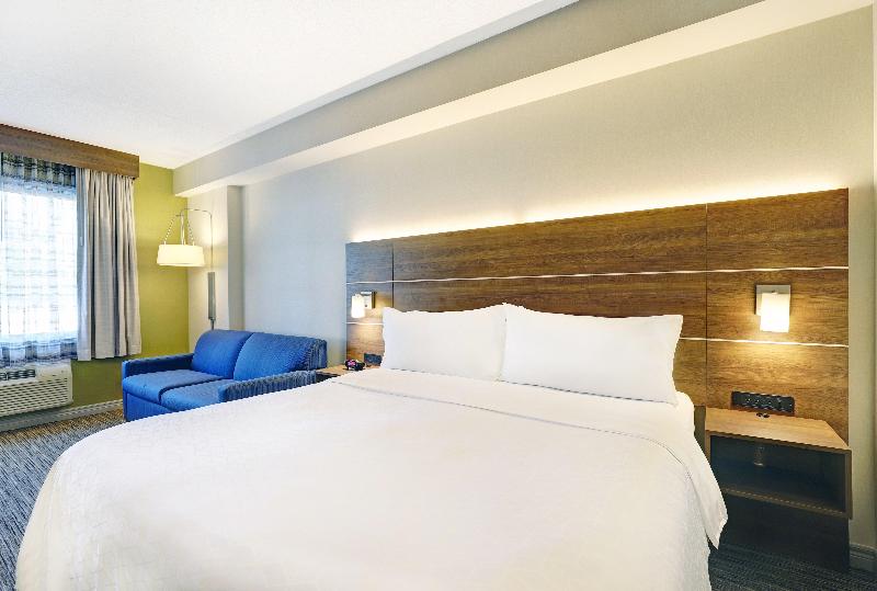 带大床的行政房间, Holiday Inn Express Whitby Oshawa, An Ihg