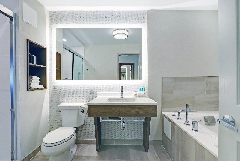 اتاق استاندارد با تخت بزرگ, Holiday Inn Express Whitby Oshawa, An Ihg