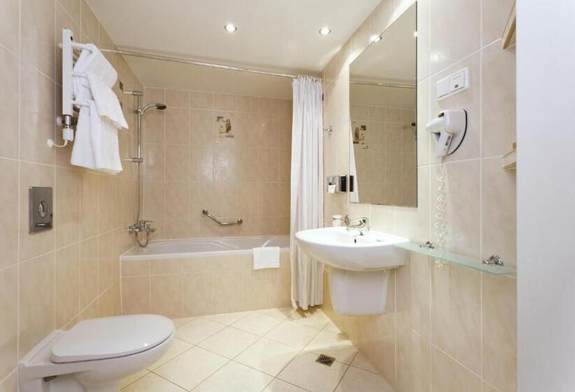 Четырехместный Номер Стандарт, Qubus Hotel Legnica