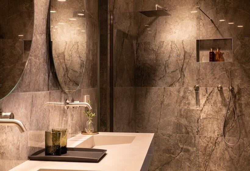 جناح مزود بجاكوزى, Litta Palace Milano