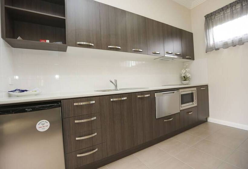 스탠다드 스튜디오, Comfort Inn Deakin Palms