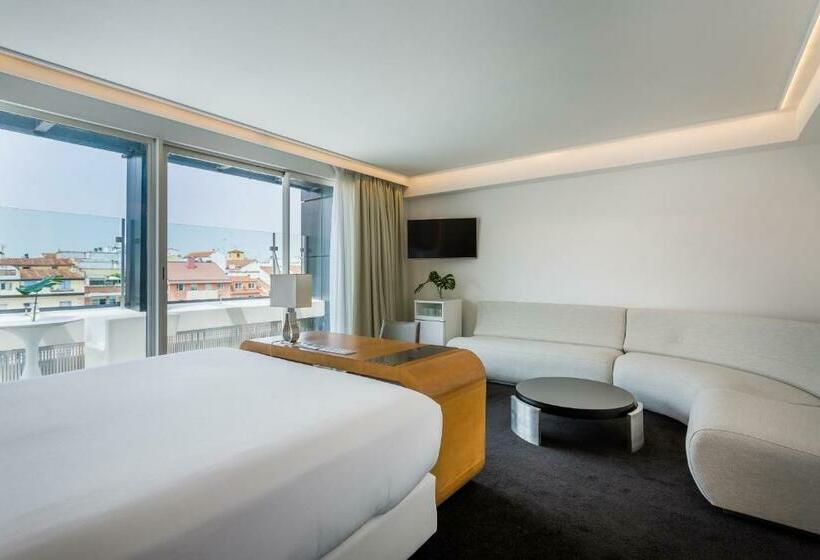 اتاق استاندارد سه نفره, Room Mate Oscar
