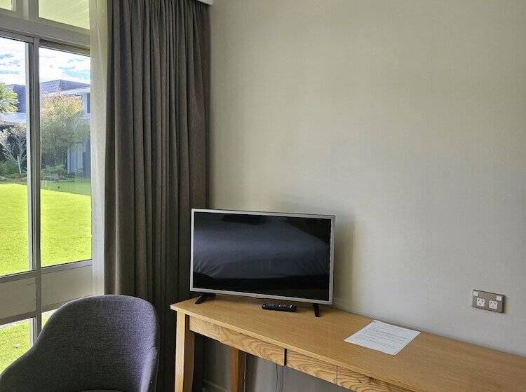 Номер Deluxe, The Avenue