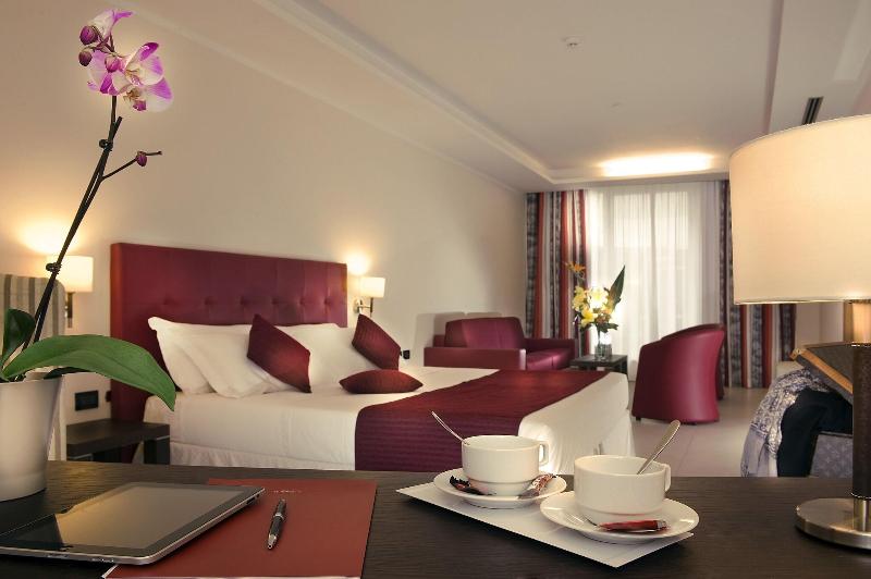 اتاق خانوادگی, Cardinal Hotel St. Peter