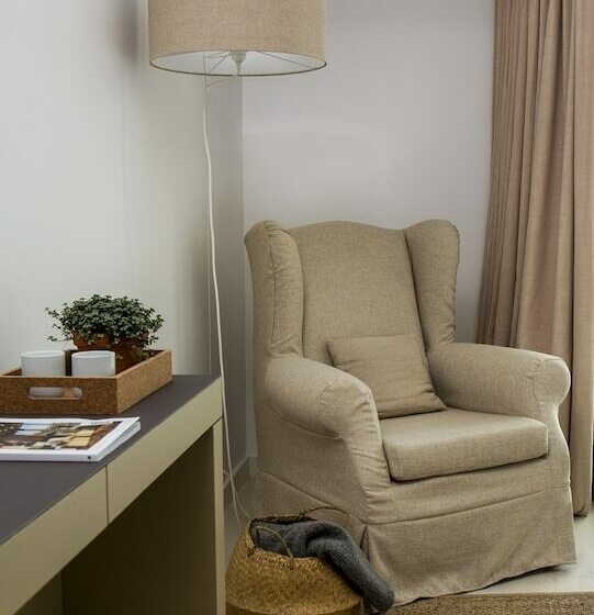 Quarto standard vista mar lateral, Memmo Baleeira   Design Hotels