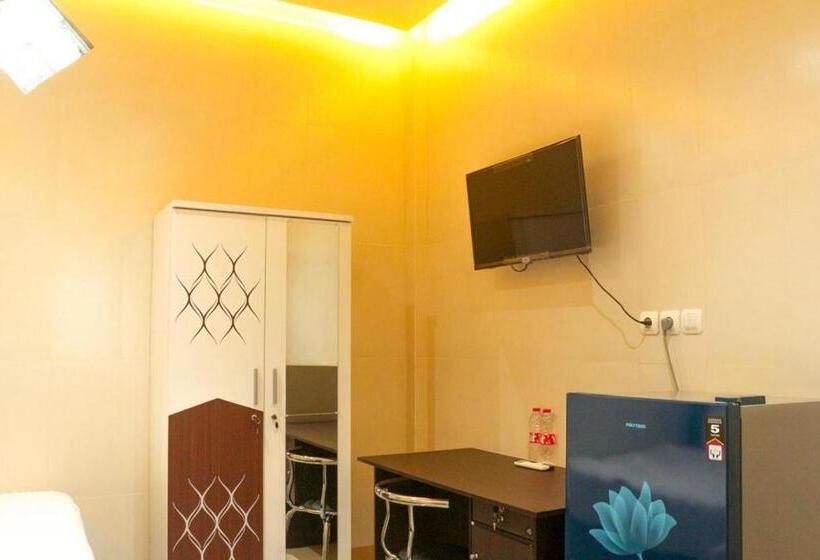 Номер Deluxe, Hp Residence Mitra Reddoorz Near Alun Alun Kediri