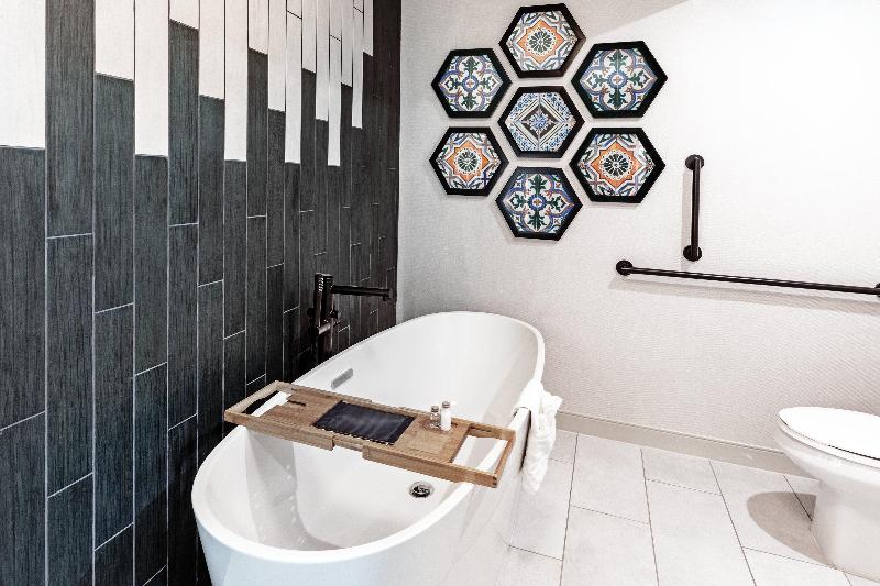 جناح سرير كينج, Indigo Spring   Woodlands Area, An Ihg