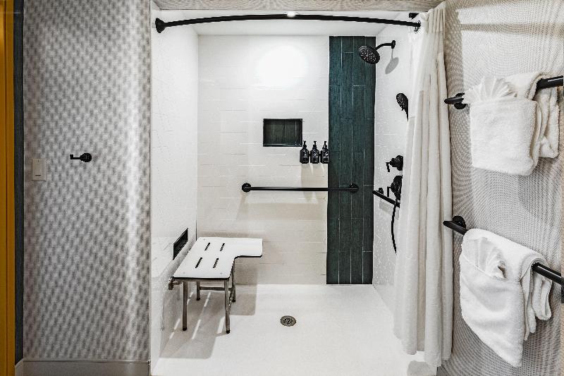 غرفة قياسية سرير كينج لذوى الإحتياجات الخاصة, Indigo Spring   Woodlands Area, An Ihg