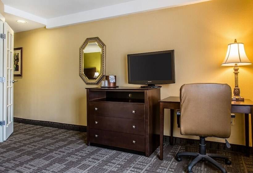 Люкс, Clarion Hotel & Suites Hamden New Haven