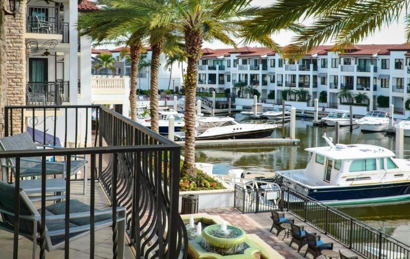 适合残疾人士使用的带超级大床的标准间, Naples Bay Resort And Marina