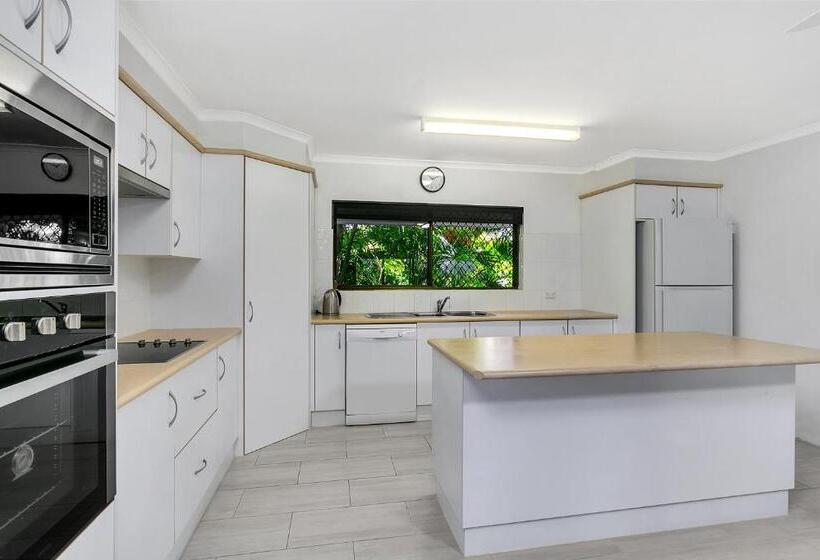 Апартаменты 2 Спальни, Roydon Beachfront Apartments