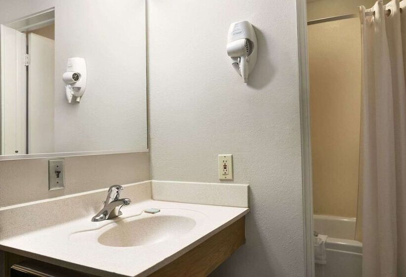 Номер Стандарт 2 Двуспальные Кровати, Travelodge By Wyndham Romulus Detroit Airport