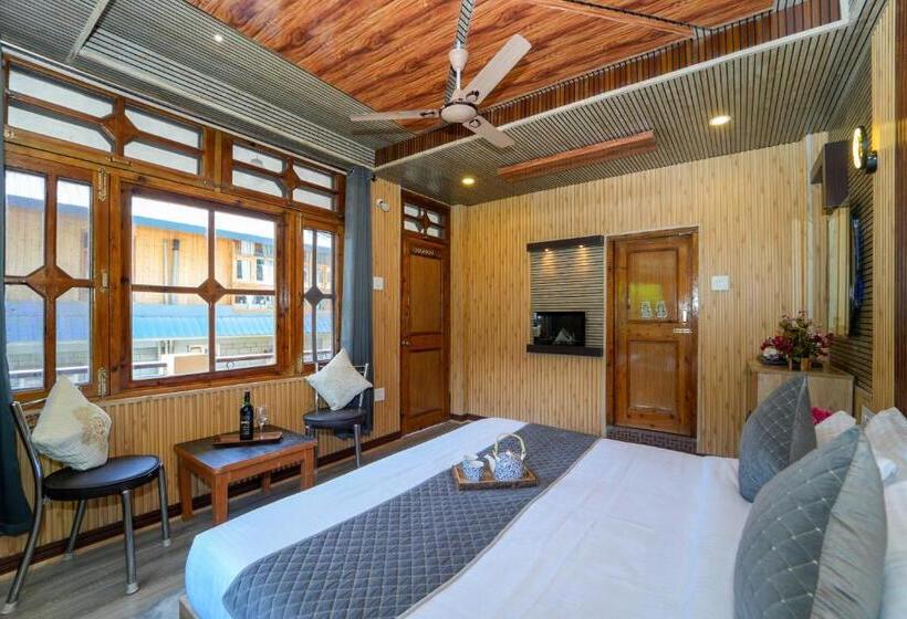 غرفة ديلوكس ثلاثية, Babylon Resort