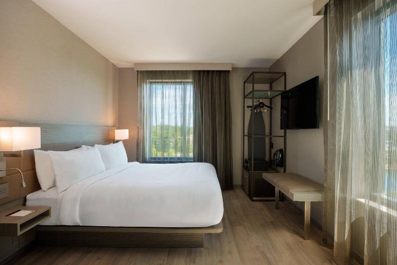 스위트 킹사이즈 침대, Ac Hotel By Marriott Tallahassee Universities At The Capitol