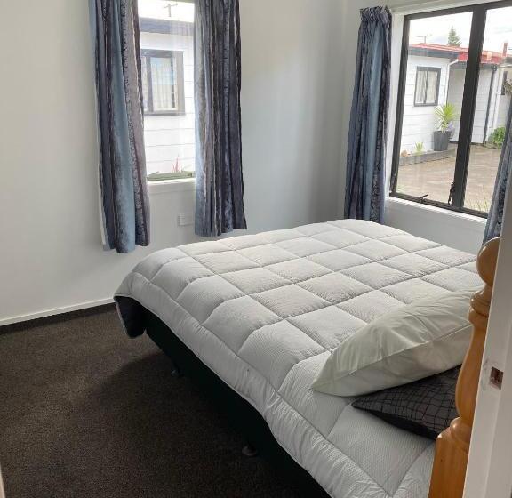 스탠다드 스튜디오, Windsor Motel