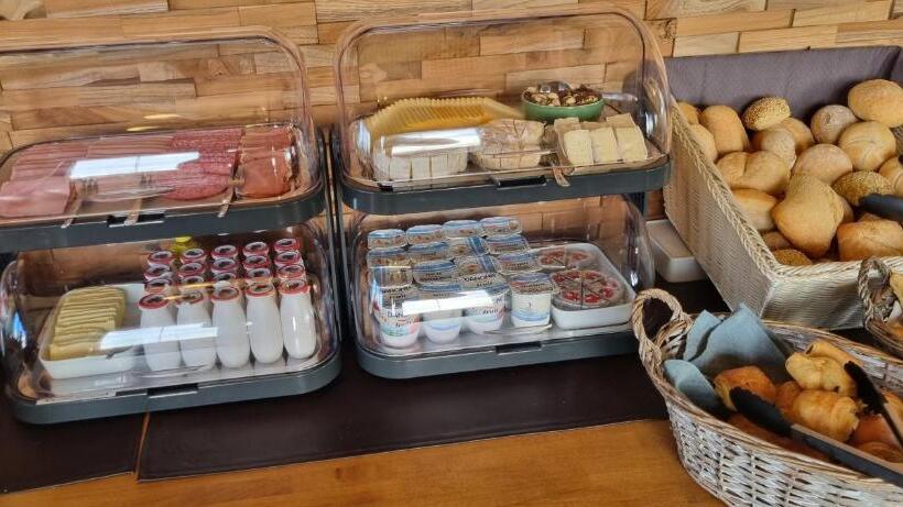 Семейный Номер, Westendia Free Parking Top Breakfast