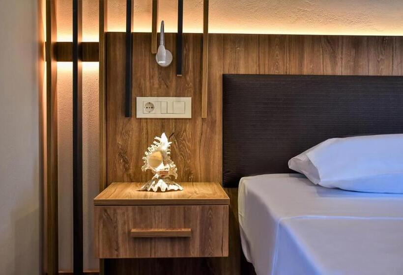 استودیوی سوپریور, Del Mar  Adults Only