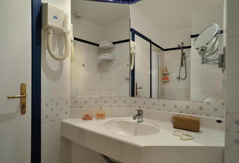 Номер Стандарт Четырехместный Боковой Вид на Море, Ascot Riccione