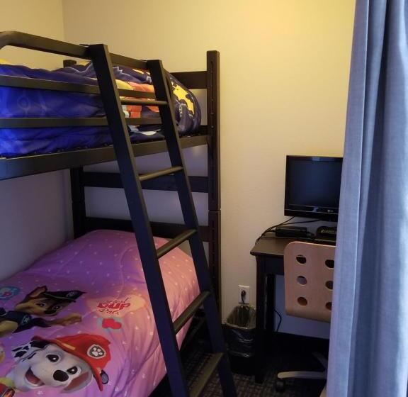 Family Suite, Super 8 By Wyndham Lachenaie/terrebonne