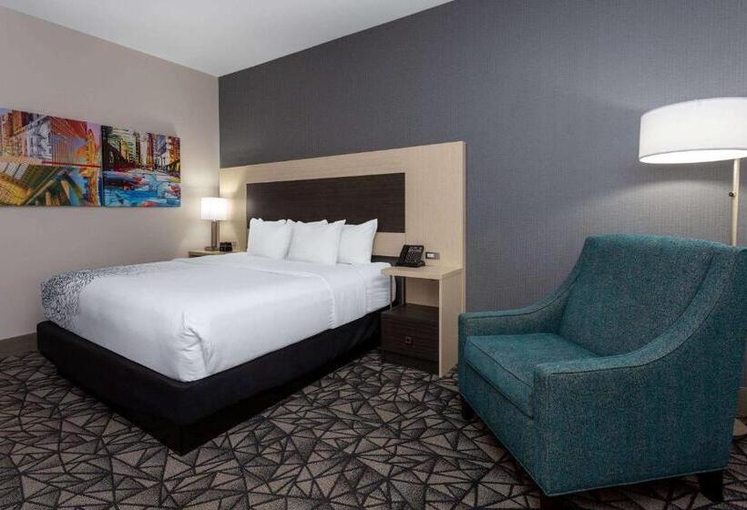 장애인을 위한 킹사이즈 침대 스탠다드 룸, La Quinta Inn & Suites By Wyndham Shorewood