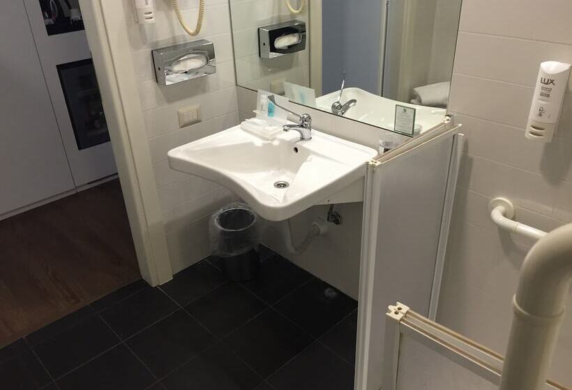 Standardzimmer Doppelbett (behindertengerecht), Holiday Inn Genoa City, An Ihg