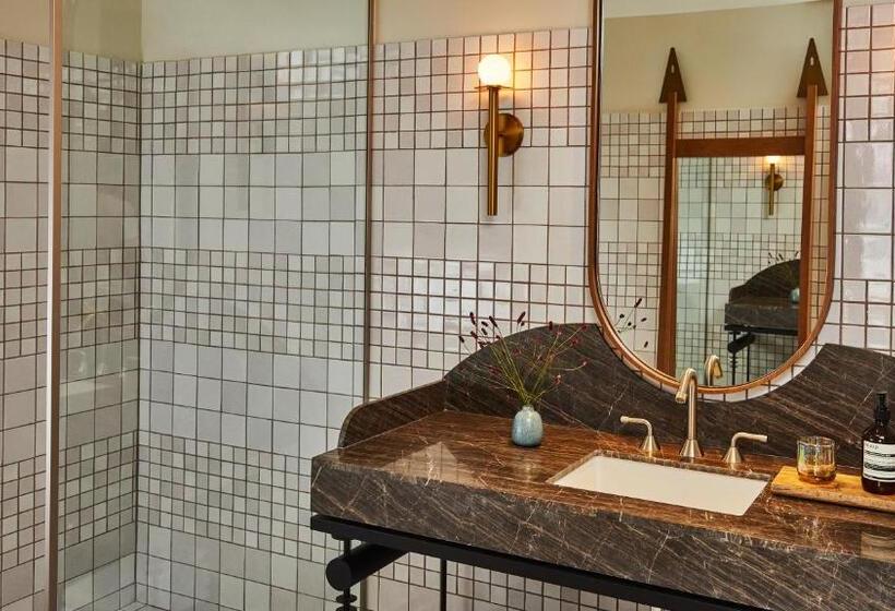 带城市景观和大床的豪华房间, Downtown Los Angeles Proper Hotel, A Member Of Design Hotels