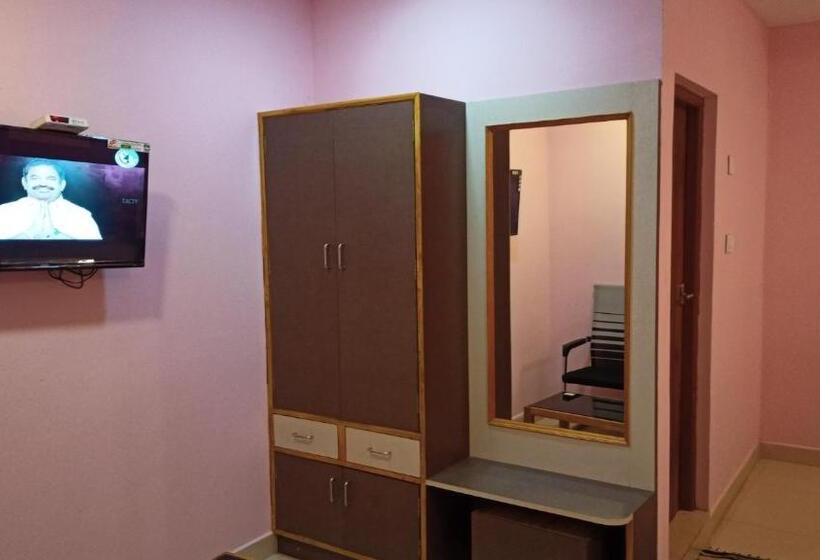 Трехместный Номер Deluxe, Aarthi Residency