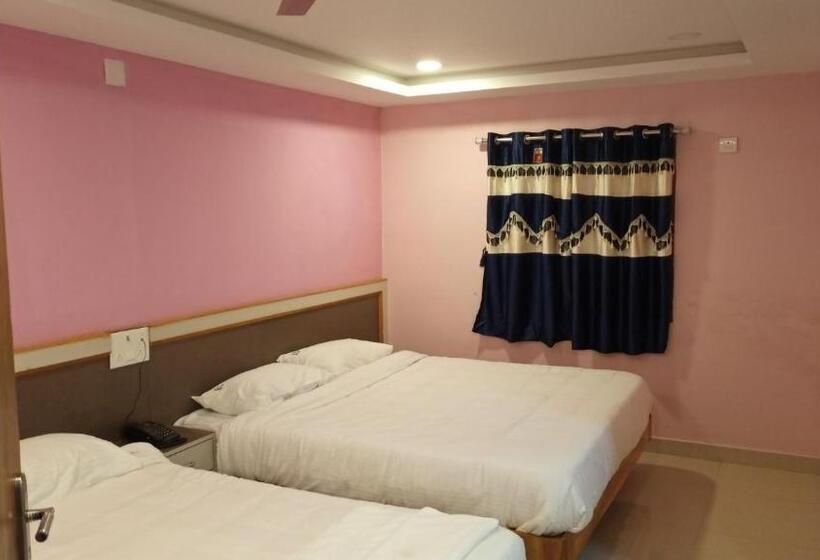 Трехместный Номер Deluxe, Aarthi Residency