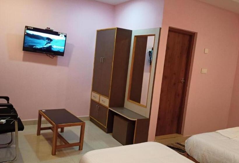 Трехместный Номер Deluxe, Aarthi Residency