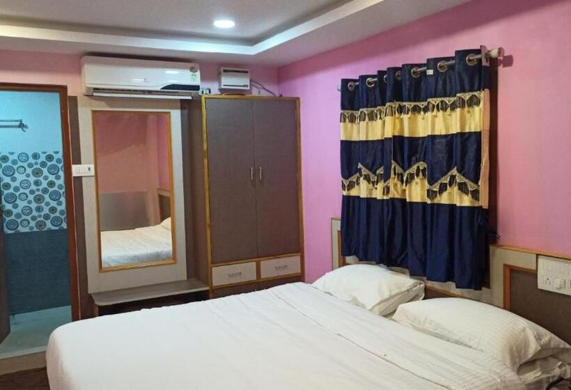 Номер Deluxe, Aarthi Residency