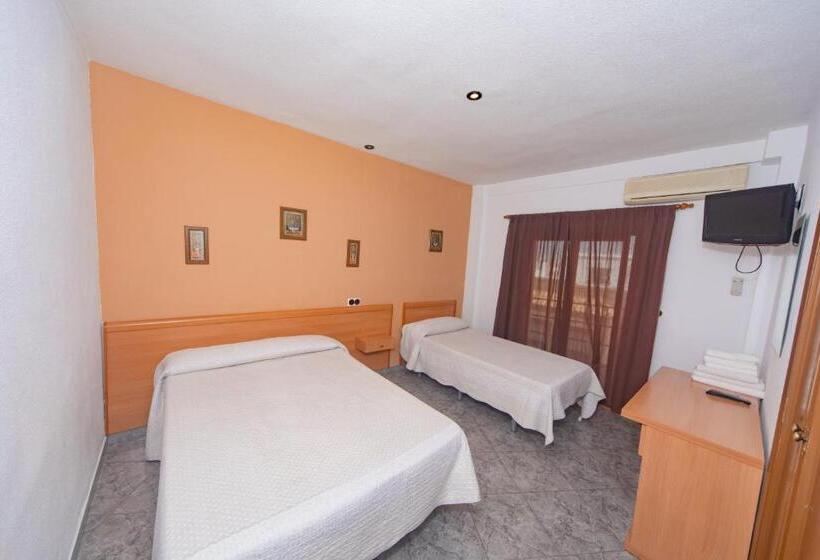 Номер Стандарт Трехместный, Hostal Virginia
