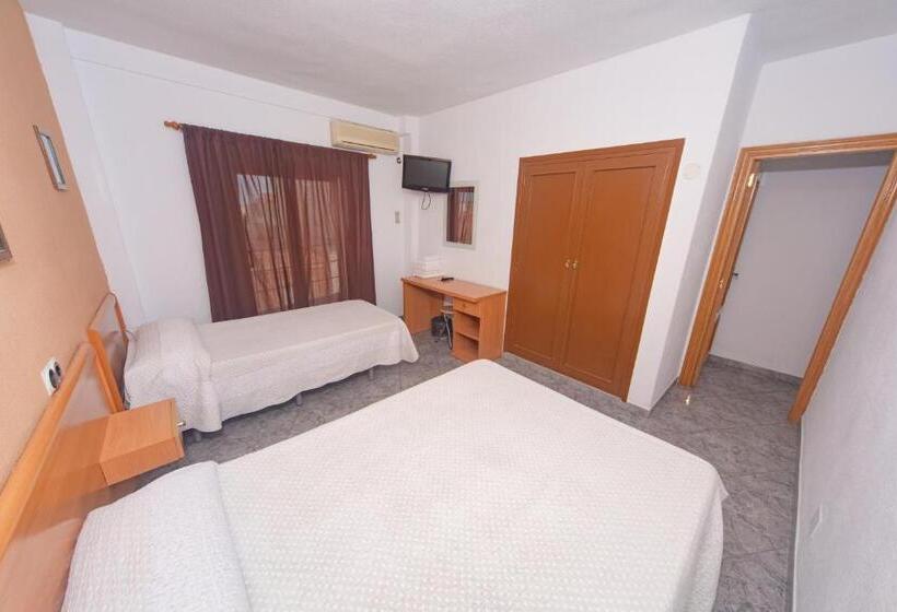 Номер Стандарт Трехместный, Hostal Virginia