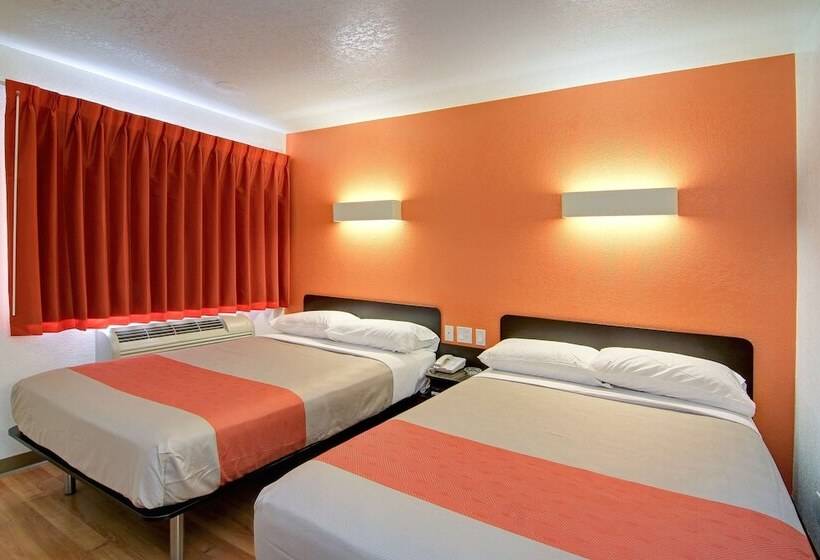 Номер Deluxe, Motel 6 Old Town Scottsdale Fashion Square