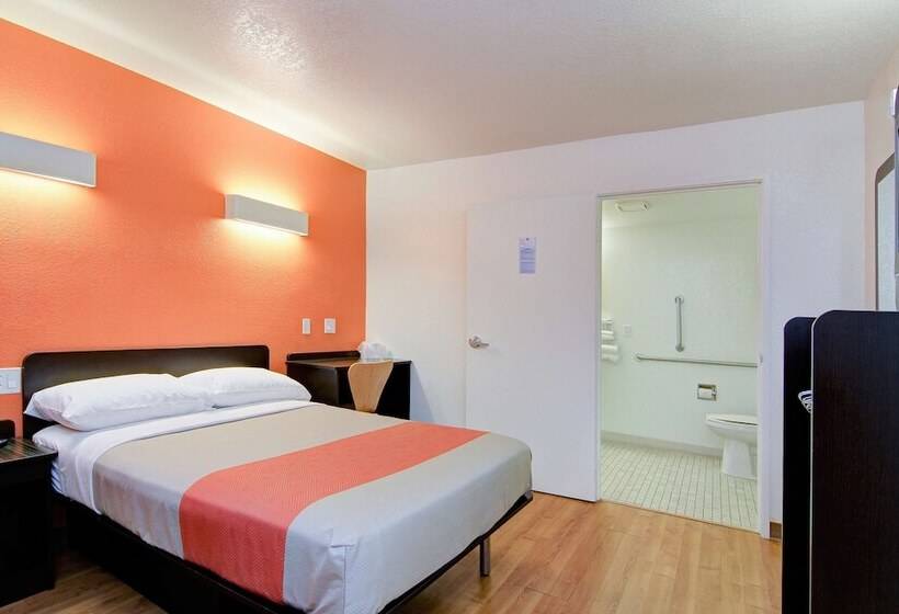 Номер Deluxe, Motel 6 Old Town Scottsdale Fashion Square