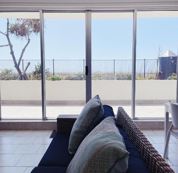 Апартаменты 1 Спальня Нижний Этаж, Golden Sands On The Beach   Absolute Beachfront Apartments
