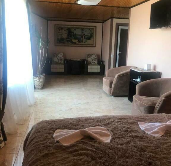 سوئیت با بالکن, пані анна