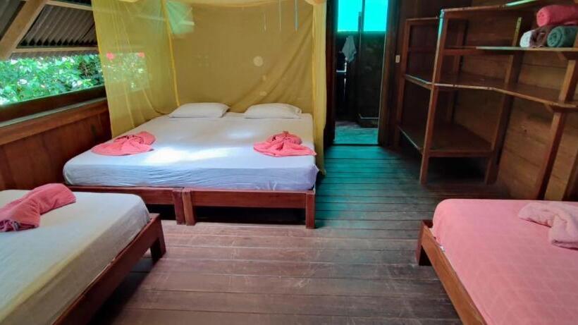اتاق استاندارد چهار تخته با چشم‌انداز دریا, La Kuka Hotel   Nuquí
