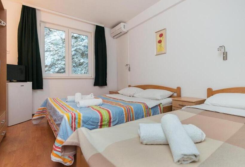 اتاق استاندارد سه تخته با چشم‌انداز باغ, Motel Jadranka