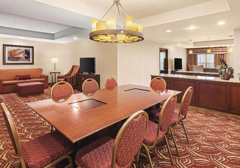 Люкс Кровать Кинг, Embassy Suites By Hilton San Marcos Hotel Conference Center