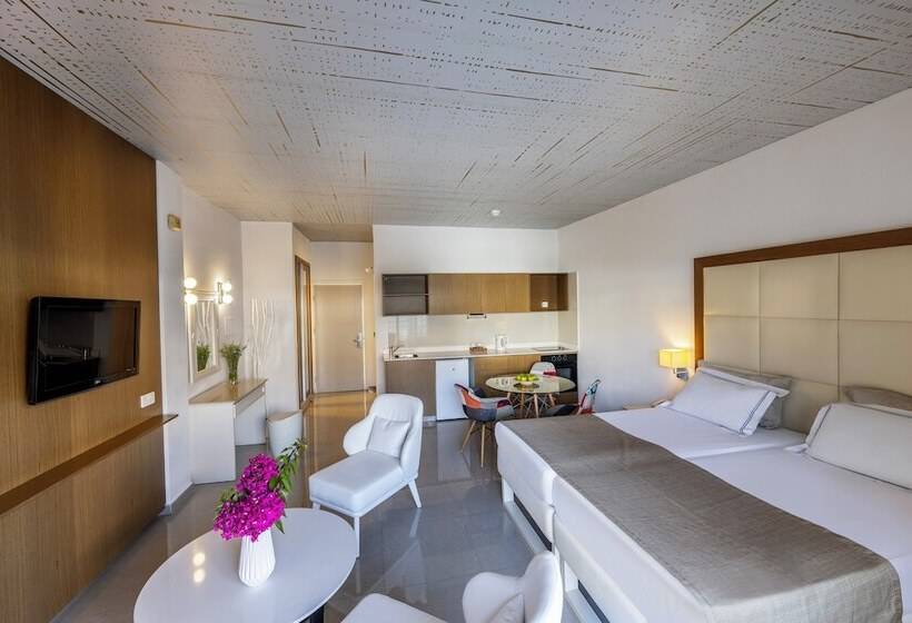 Студия Superior, King Jason Paphos   Designed For Adults By Louis Hotels