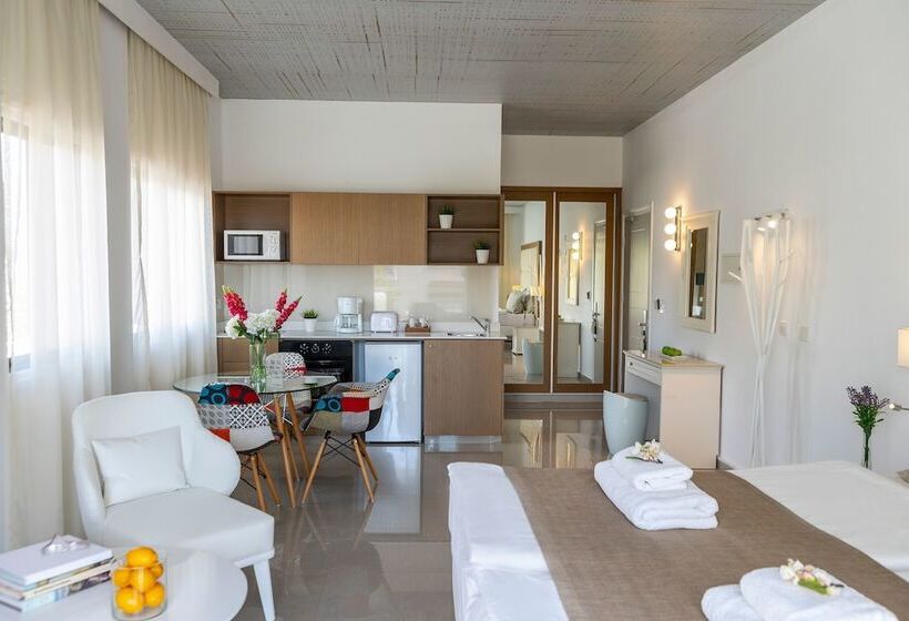 Студия Superior, King Jason Paphos   Designed For Adults By Louis Hotels