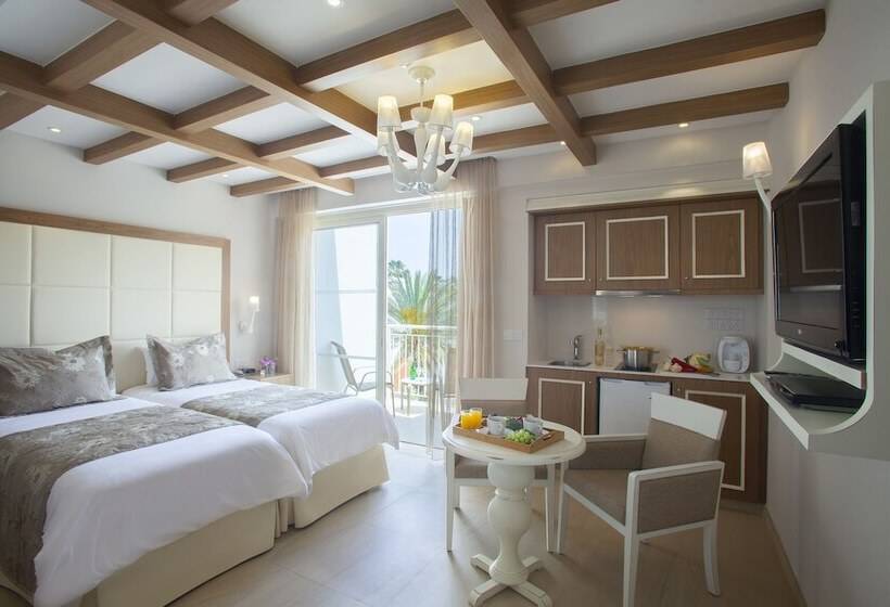 Студия Deluxe, King Jason Paphos   Designed For Adults By Louis Hotels
